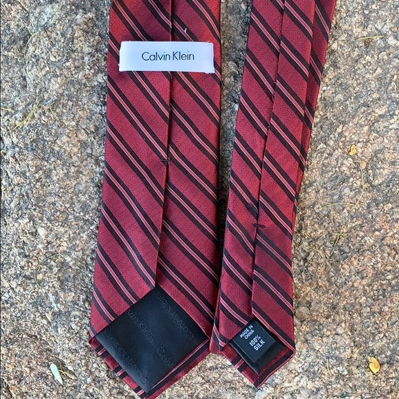 {Calvin Klein}Mens Red/Blk 100% Silk Tie - Picture 2 of 3